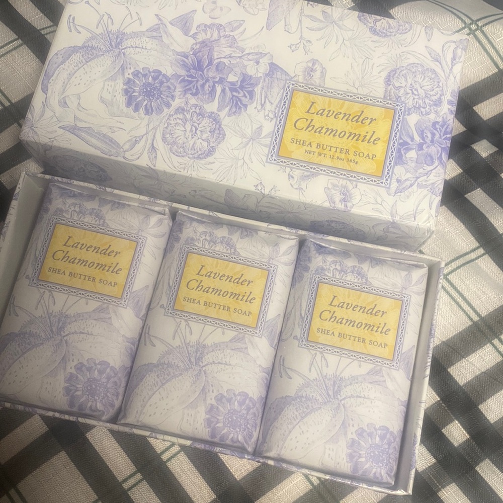 NWT 3 bars smell amazing